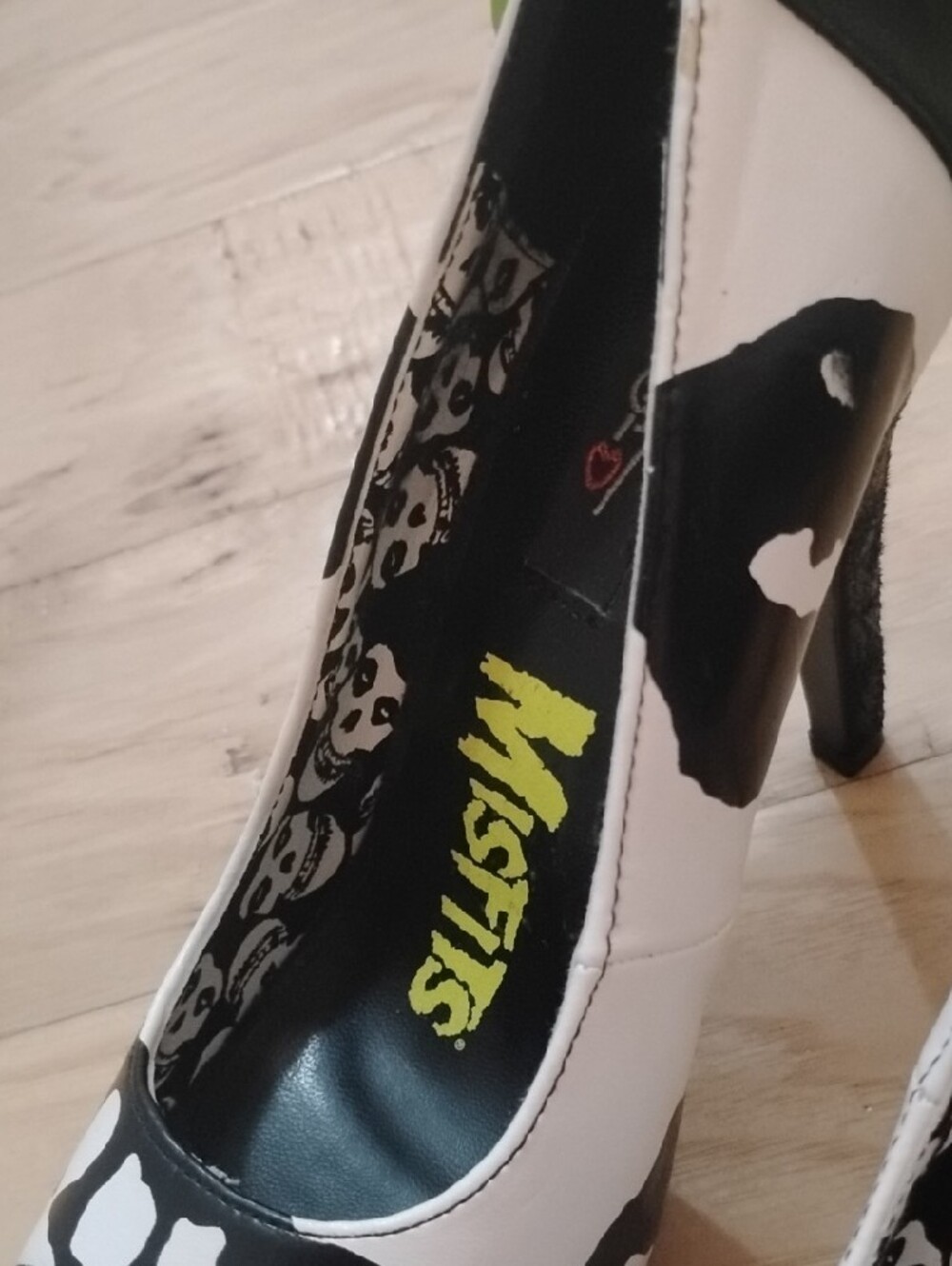 Iron Fist Misfits Peep-Toe Heels with Lime Bow - Picture 4 of 9